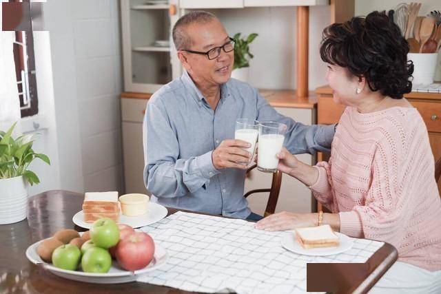 早饭几点吃最好？医生建议：中老年人要注意，吃饭别超过这个点！