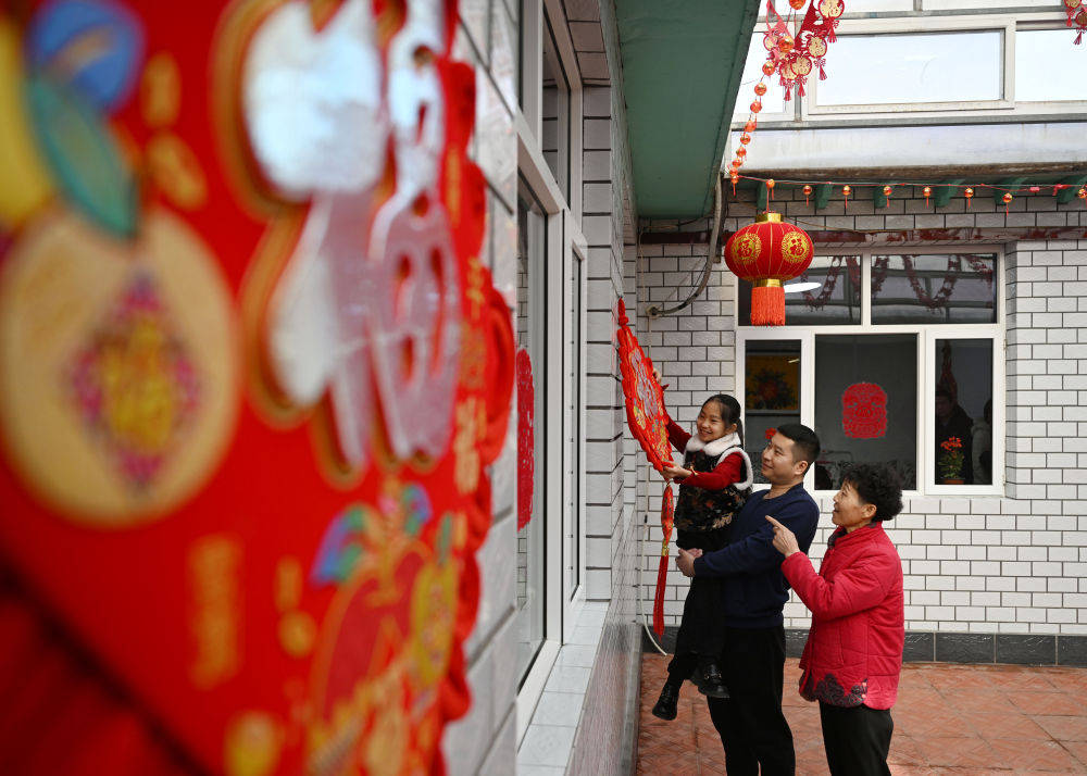 要留清气满乾坤——2024年以习近平同志为核心的党中央贯彻执行中央八项规定、推进作风建设综述