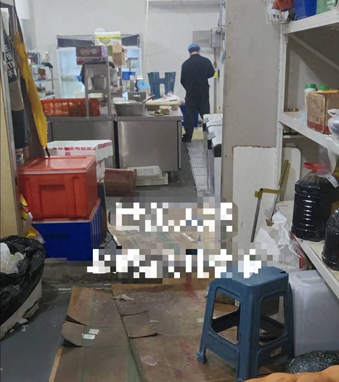 济南一川菜外卖店店员在厨房小便？店方称“系水管冲水店员查看，已报警”，区市监介入